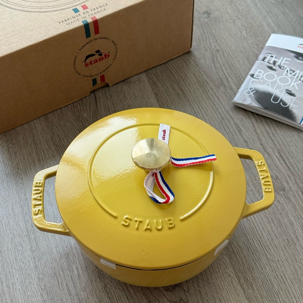 💛NIB💛Staub 1.75 qt cast iron essential French cocotte oven pot, citron